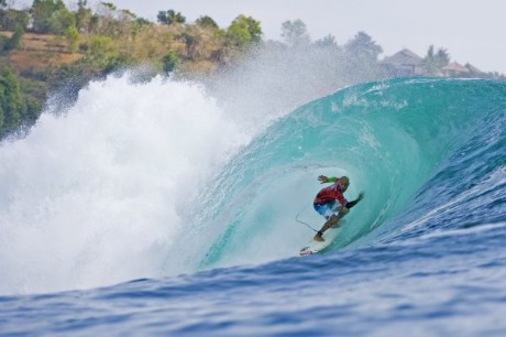 Kelly Slater (USA), eight-time ASP World Champion and current ratings leader on the 2008 ASP World Tour, surfing switch-stance en route to collecting a 19.17 out of a possible 20 on Day 1 of the Rip Curl Pro Search.